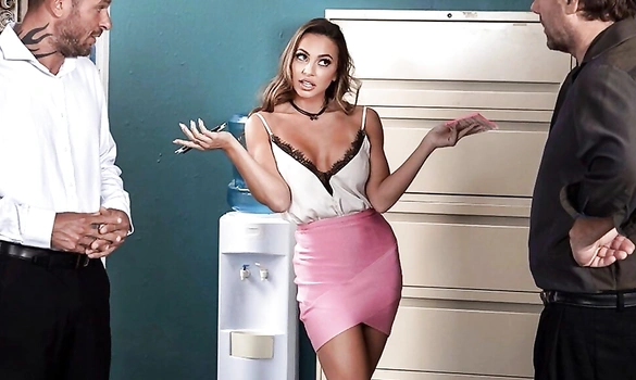 Менеджер прямо в офисе засандалил новой симпотной секретарше