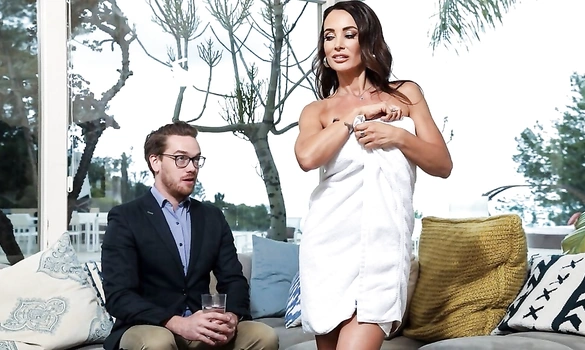 Парень пришел в гости к зрелой женщине и трахнул по разному в честь знакомства