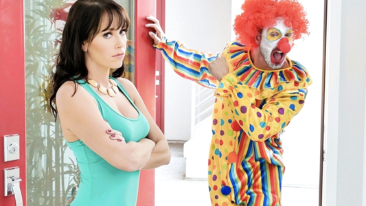Одел костюм клоуна чтобы соблазнить на секс симпатичную бабенку