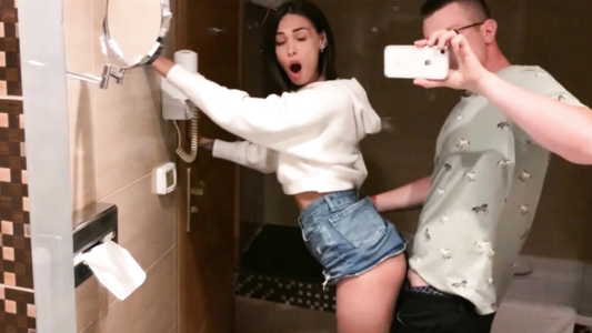 Парень снимает порно на телефон со своей сексуальной подругой