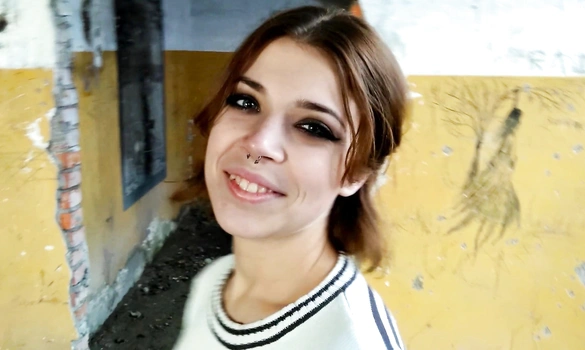 Ника и ее парень занимаются сексом в заброшенном здании и получает от этого особый кайф