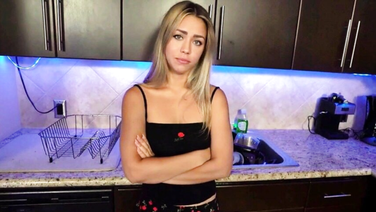 Алина Лопез — любимая падчерица отчима, поэтому получает все его внимание