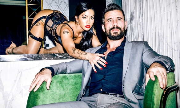 Брюнетка вместе с Адрианой Чечик балдеют от большого члена, Мика Блу