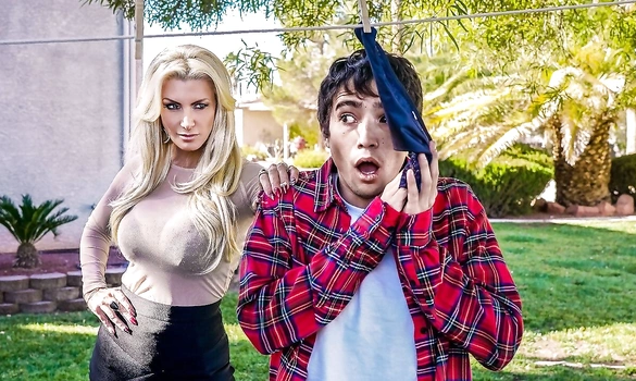 Зрелая и похотливая мамка друга регулярно трахает молодого Рикки