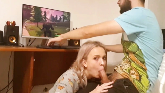 Подруга сосет парню пока он играет - нашел минутку, и кончил ей в горло