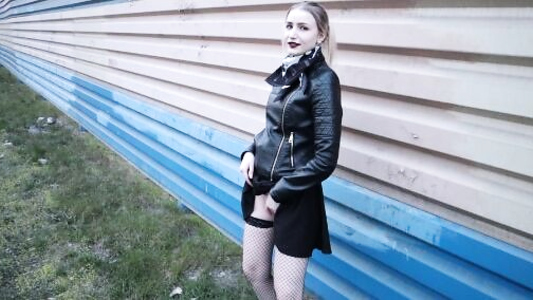 Русская студентка привела парня в глухое место и дала трахнуть себя как шлюшка