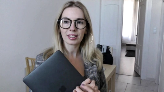 Милфа-риэлторша знает как развести клиента на оренду жилья