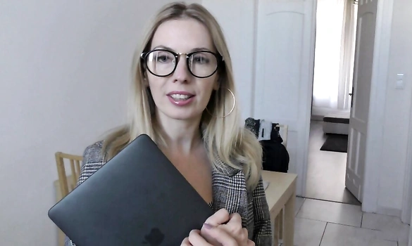 Милфа-риэлторша знает как развести клиента на оренду жилья