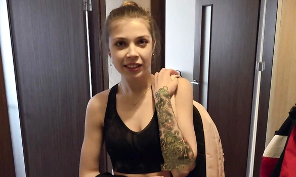 Пригласил доставщицу в квартиру, потому-что думал, что это проститутка