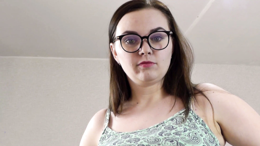 Узнал что сводная сестра снимается в порно и решил на неё подрочить - но спалился