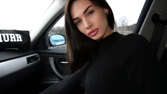 Катает на БМВ русскую красотку и получает сочный минет с окончанием в ротик