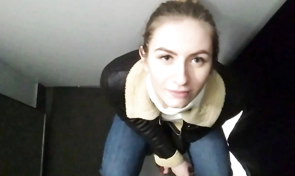 Простая русская девушка сделала парню рискованный минет в примерочной