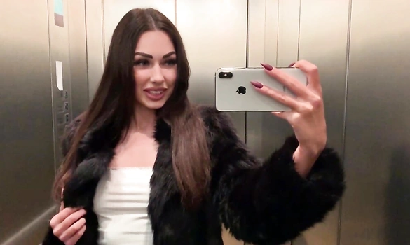 Красивая шлюшка может легко насосать не только на Айфон