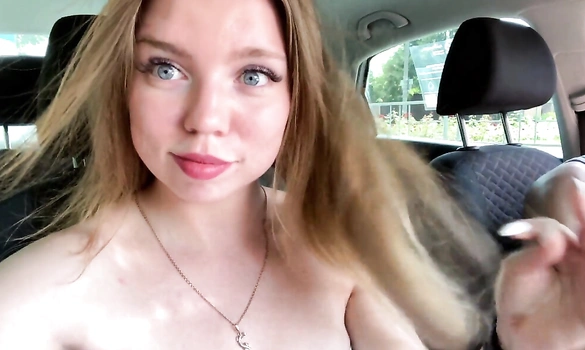 Русский парень делает с пышечки дурочку и разводит её на секс