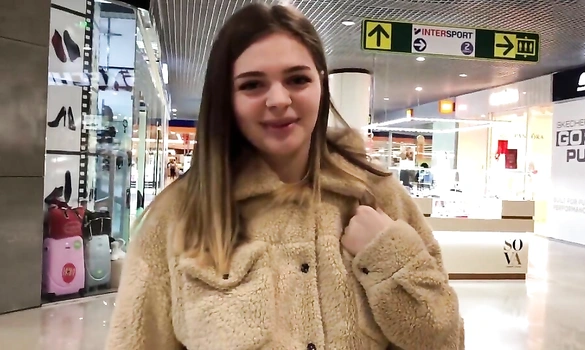 Устал ходить с ней по магазинам и она предложила сделать минет в примерочной