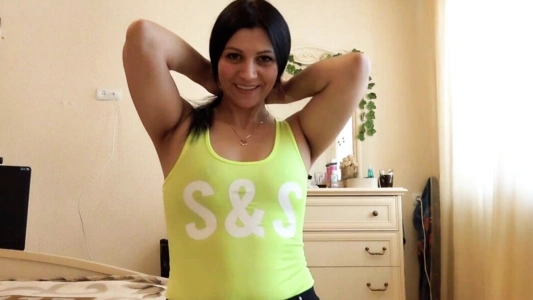 Русская милфа давно не мастурбировала и решила немного расслабится