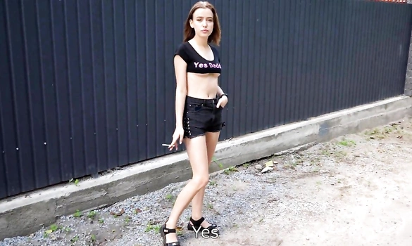 Так сексуально курила сигарету, что соблазнила прохожего на секс