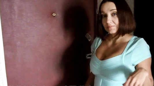 Жена-милфа вернулась домой поздно, а её трусики в сперме