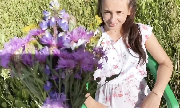 Сельский пикапер дарит девушке цветы и трахает по среди поля