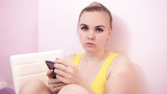 Соблазнил на секс сводную сестру, когда пролил на неё чай