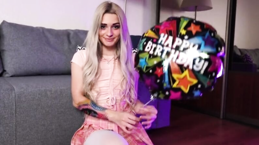 Дала сводному брату трахнуть себя на собственное День рождения!