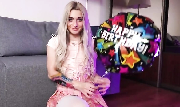 Дала сводному брату трахнуть себя на собственное День рождения!