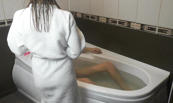 Спалила своего мужика за дрочкой в ванной и хочет, чтобы он вытрахал ее, а не руку