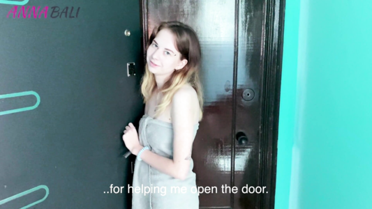 Помог открыть девушке дверь и она отблагодарила сексом