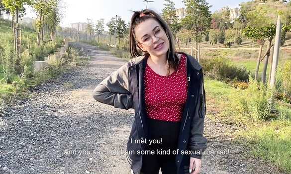 Стройная русская спортсменка оказалась не против спустить штанишки перед незнакомцем