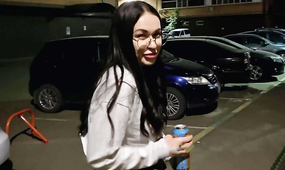 Гопник подцепил незнакомку и развел её на минет в подъезде!