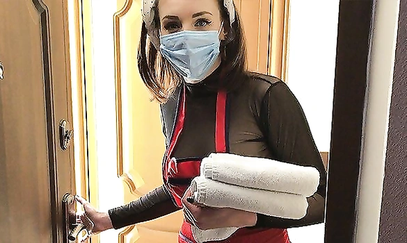 Вызвал служанку, чтобы вытерла пол и оттрахал за одно! Русское сюжетное порно!