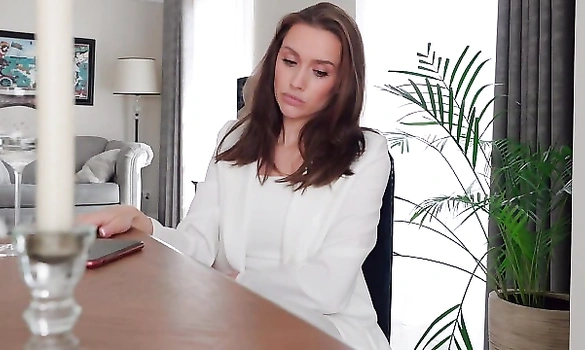 Молодая мачеха хотела что-то изменить и больше не спать с сыном мужа, но Дэвид снова её соблазнил