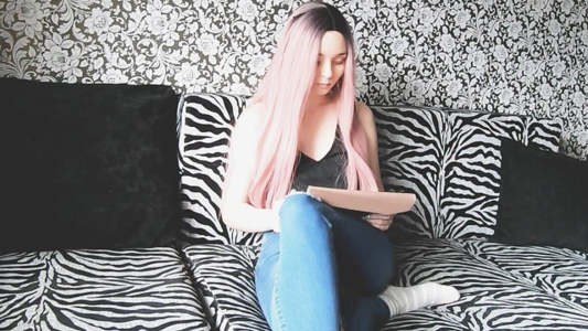 Зашла к другу в гости посидеть у него на планшете, а он только думал о сексе