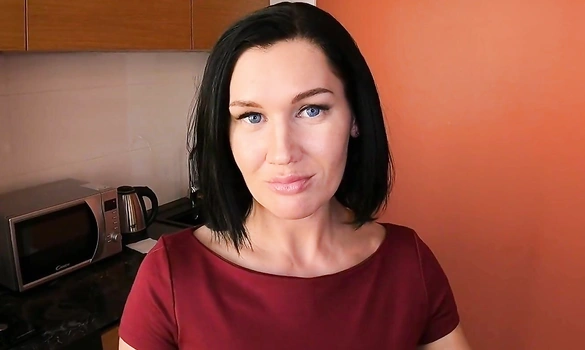 Мачеха соблазняет пасынка на секс, каждый раз когда он заходит к ней в гости