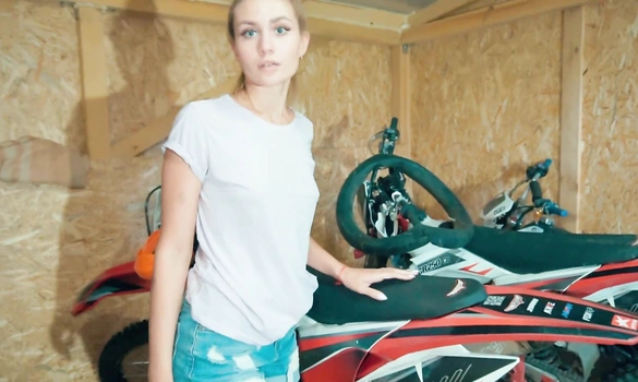 Зашел на сервис забрать мотоцыкл и встретил эту милашку