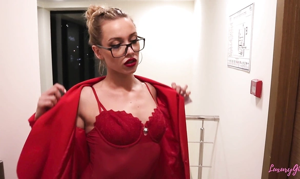 Вызвал в отель красивую эскортинцу и дал ей в ротик в порно от первого лица