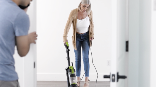 Моя зрелая мачеха явно хочет горячего секса