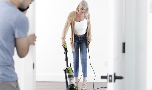 Моя зрелая мачеха явно хочет горячего секса