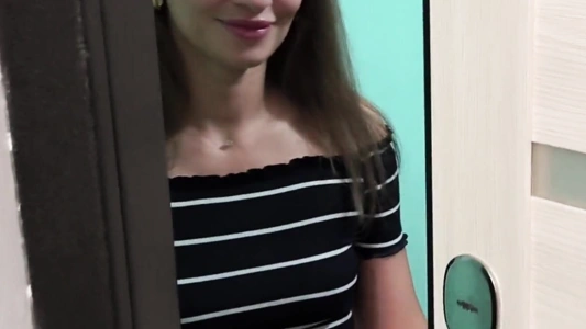 Жена соседа пришла на минет, как и обещала, пока жены не было дома