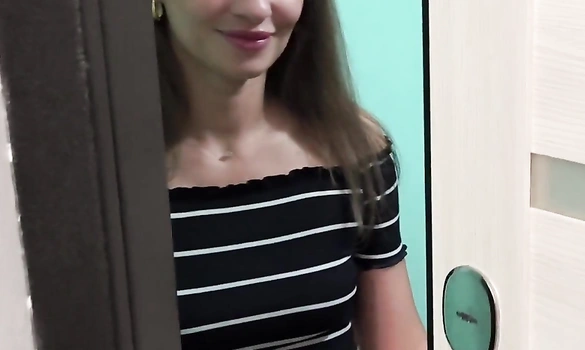 Жена соседа пришла на минет, как и обещала, пока жены не было дома