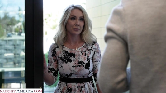 Сочная мамка дала пилотнику отлизать киску и трахнуть ее