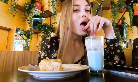 Свидание с девушкой закончилось минетом в туалете