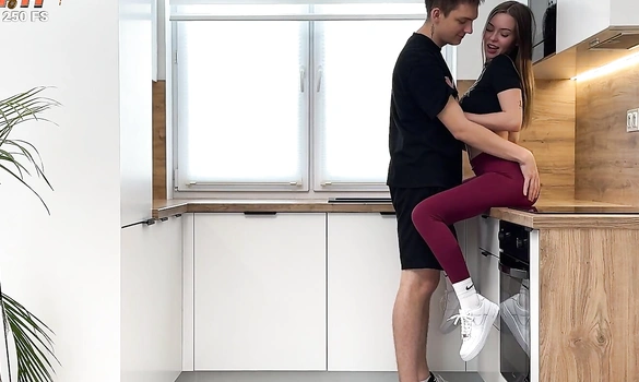 На кухне  с любимой девушкой