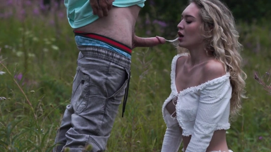 Глубокий минет на природе