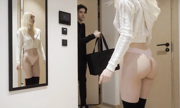 Было скучно и блондинка решила соблазнить доставщика на секс