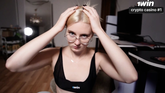 Поймала парня на дрочке - и захотела секса!