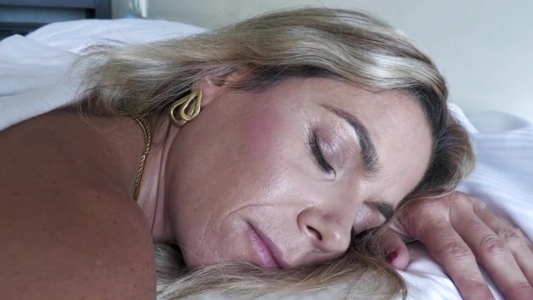 Проснулась для анального секса с Вудманом