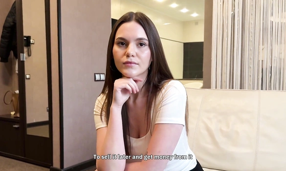 Красивая девушка риэлтор готова на все, чтобы продать квартиру