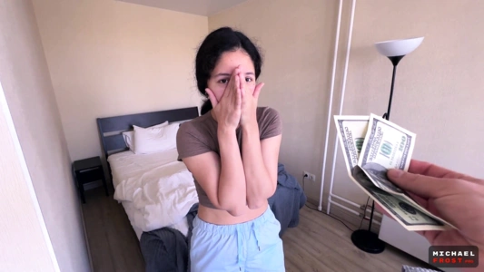 Азиатская уборщица разрешила мне её выебать за деньги