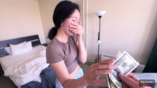 Азиатская уборщица разрешила мне её выебать за деньги